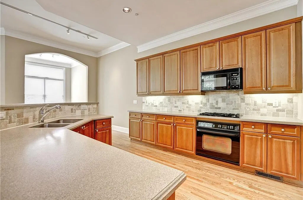 4 bed, 3271 sqft, $3,650 — Photo 3