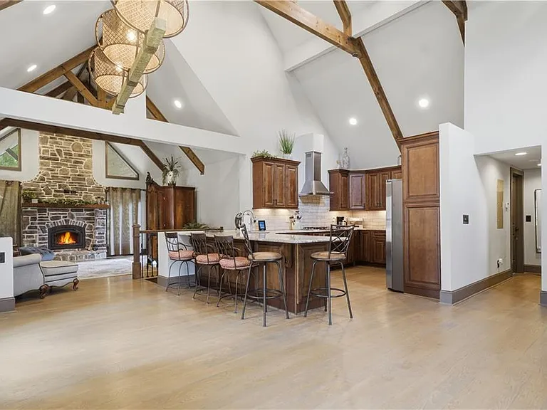 2115 Kemp Dr — Photo 4