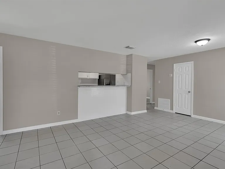 1018 Surrey Ct — Photo 7
