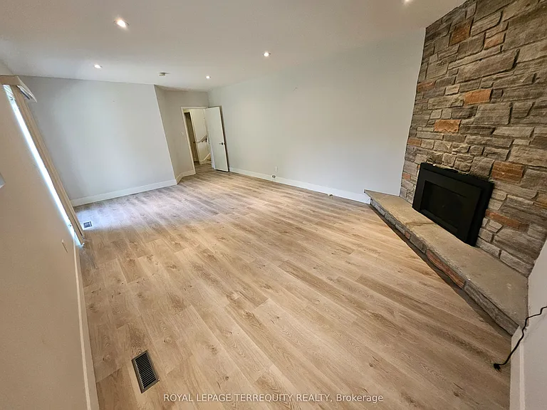 2067 Obeck Cres — Photo 29