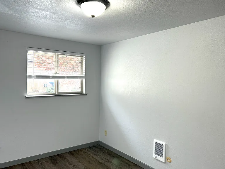 950 NW Hobart Ave — Photo 40