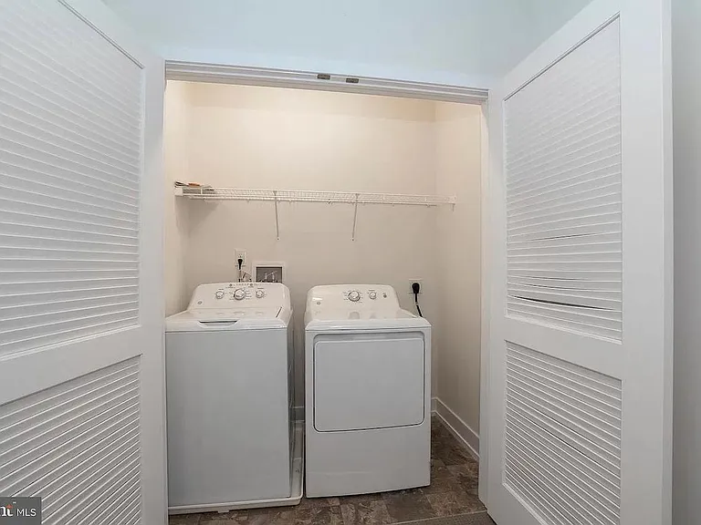 813 Lakeview Ct #44L — Photo 25