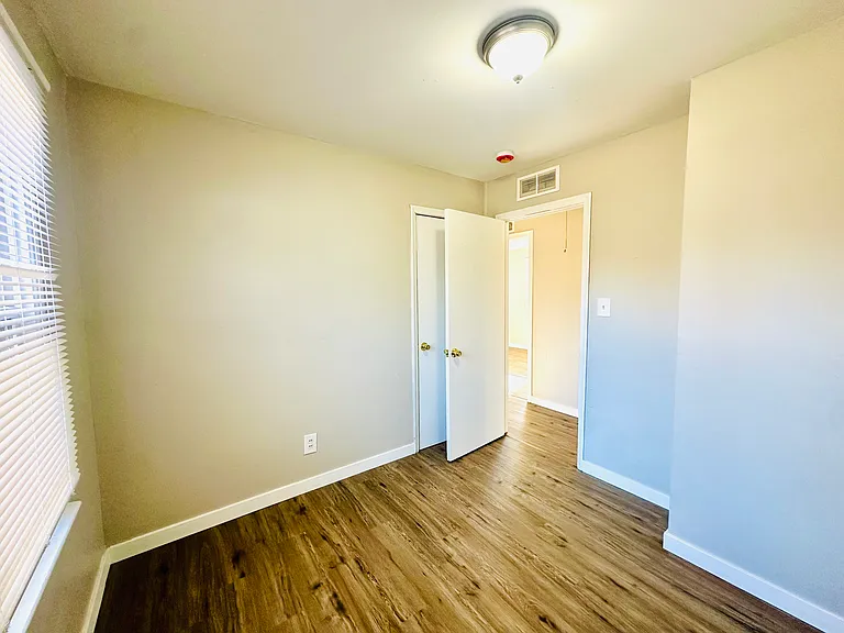 13049 Georgiana Ave — Photo 15