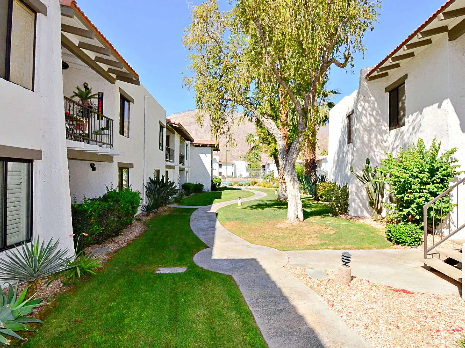 2 bed, 2.0 bath, 916 sqft, $1,999 — Photo 2