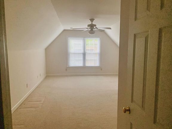 Private bedroom 13' x 21'