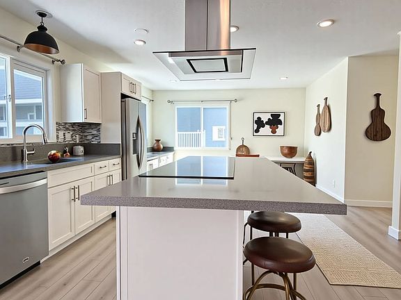 3rd image of 401 Kawainui St