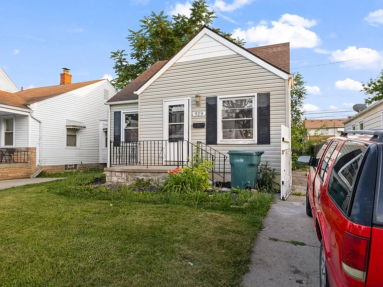 929 White Ave — Photo 2