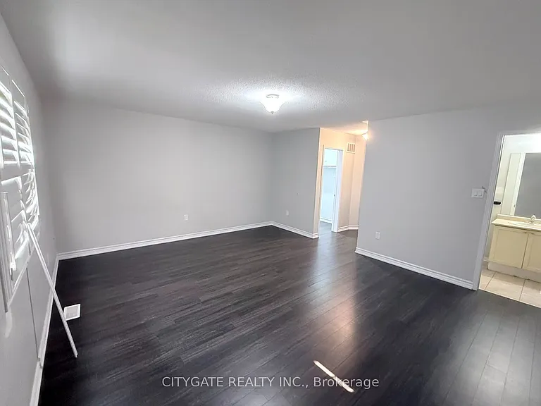 124 Crystalview Cres E — Photo 8