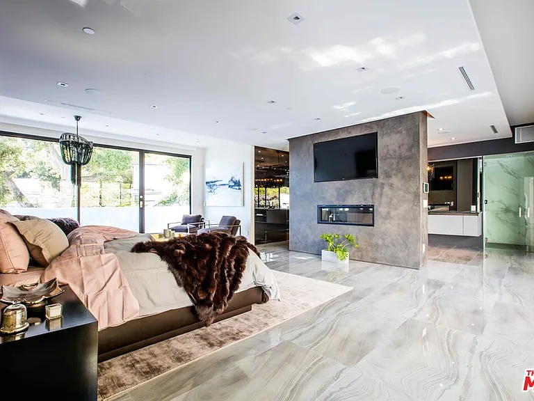 2210 Bowmont Dr — Photo 14