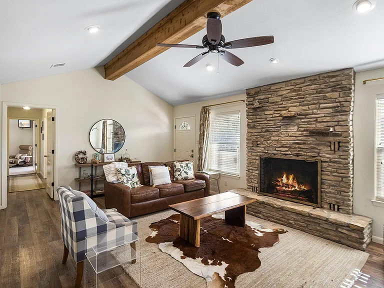 301 Hub Dr — Photo 4