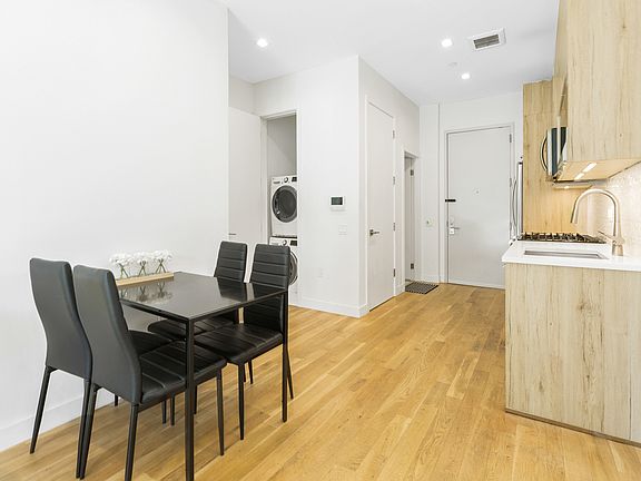4th image of 894 Willoughby Ave #1B