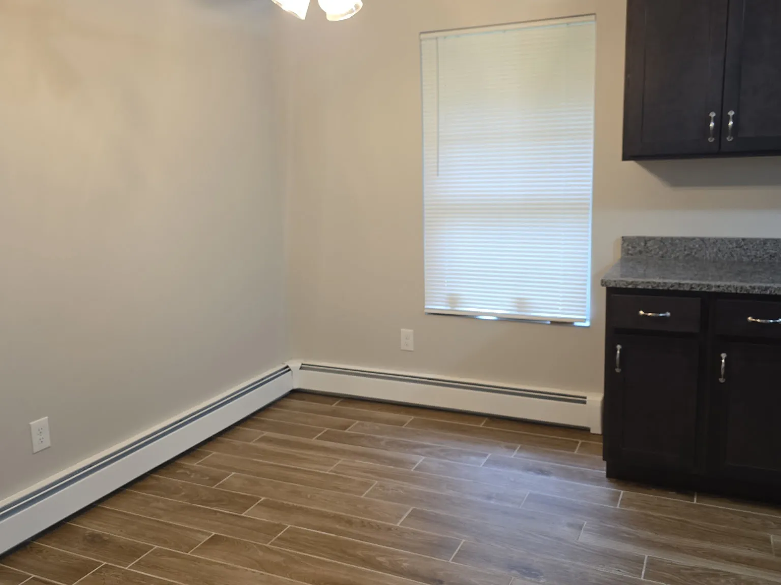 3 bed, 1.5 bath, 1400 sqft, $2,650 — Photo 2