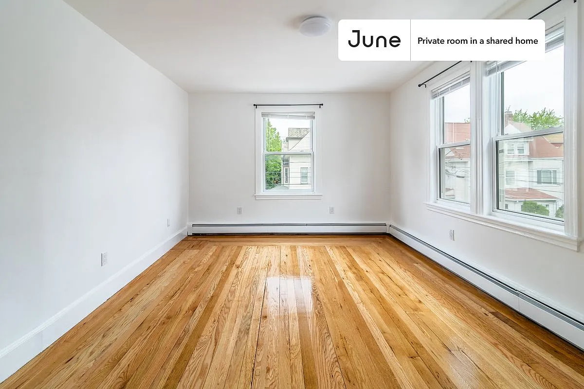 Queen bedroom in 7 bed/2 bath home in Brighton #1263 B — Photo 3