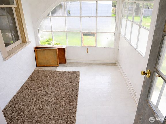 3rd image of 905 Coolidge Road