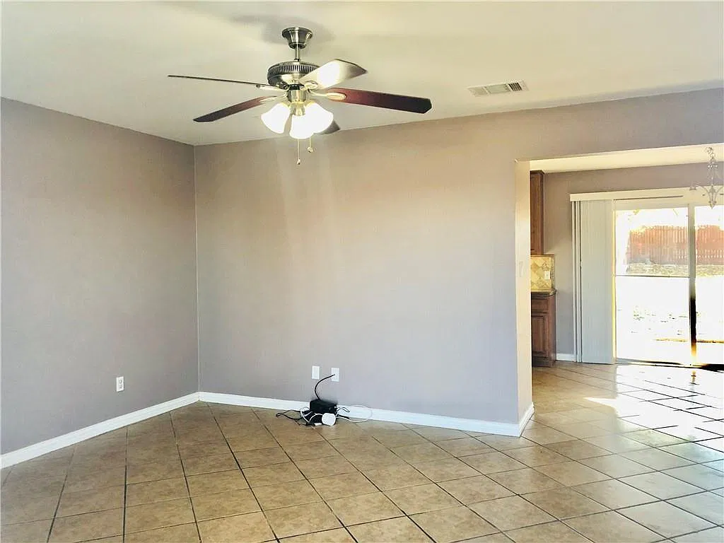 4 bed, 2.5 bath, 1509 sqft, $1,900 — Photo 3