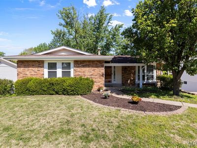 829 Forest Village Dr, Ballwin, MO, 63021