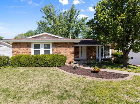 829 Forest Village Dr, Ballwin, MO 63021