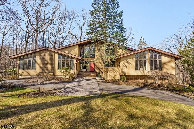 1st image of 4 Timber Ridge Dr
