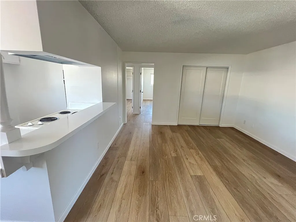 2 bed, 800 sqft, $2,350 — Photo 2