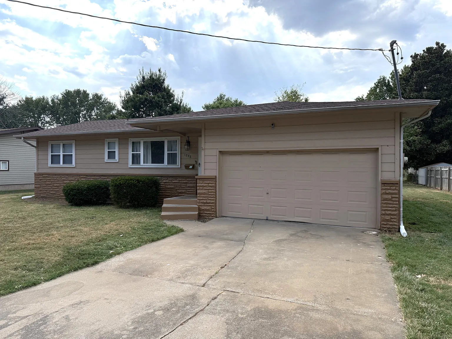 3 bed, 1.5 bath, 1100 sqft, $1,200 — Photo 2