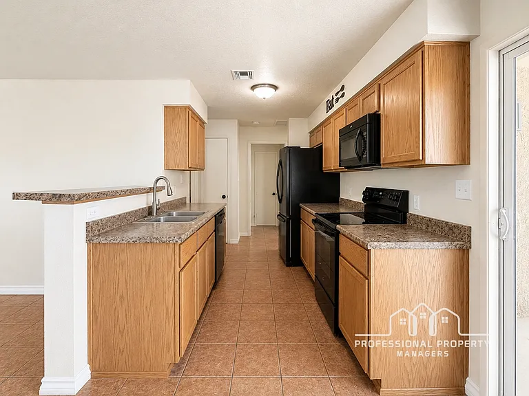 7042 E 36th Pl — Photo 4