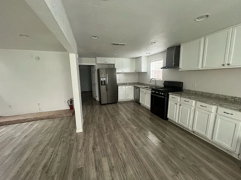 415 S 23rd St — Photo 2