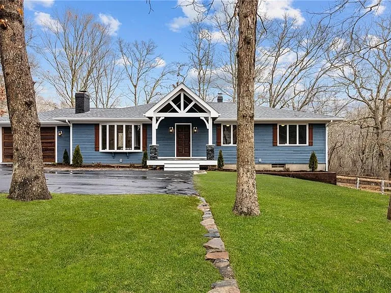 141 Congdon Dr — Photo 1