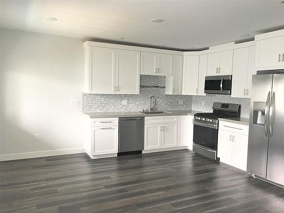 4th image of 2030 Diamond St APT C