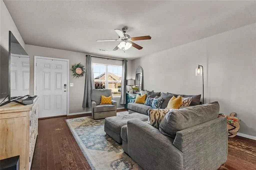 3 bed, 1300 sqft, $1,995 — Photo 4
