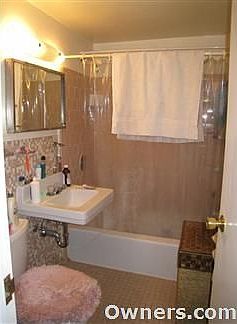 Bathroom: 8' x 5'