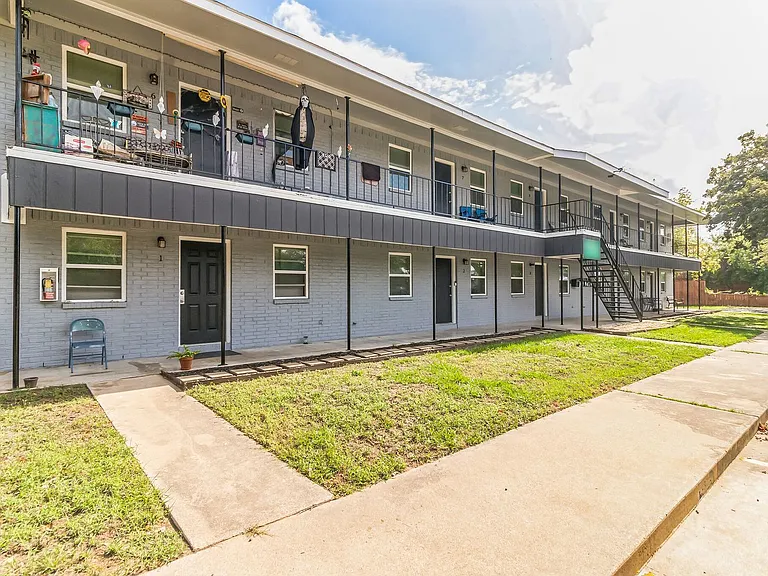 306 Calhoun Dr — Photo 2