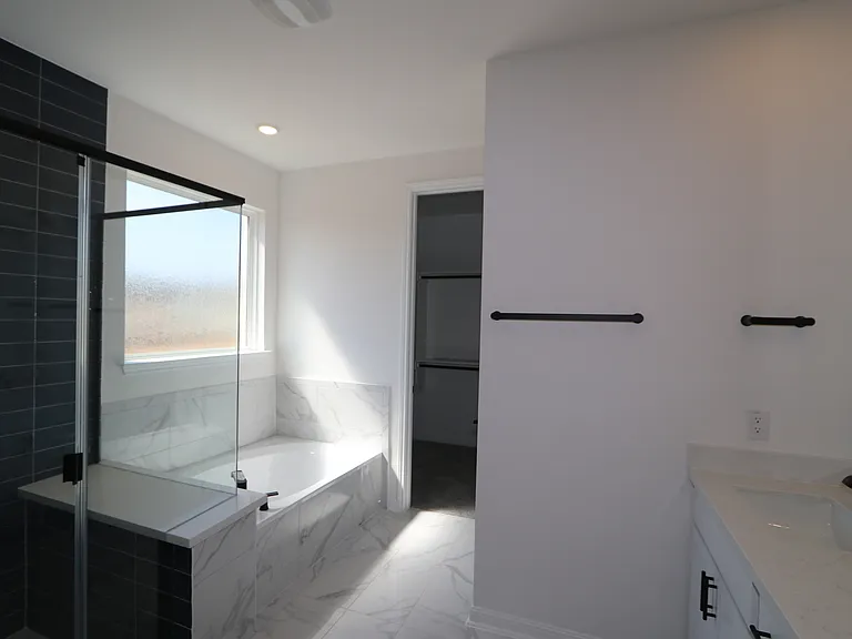 216 Amber Oak Ln — Photo 5