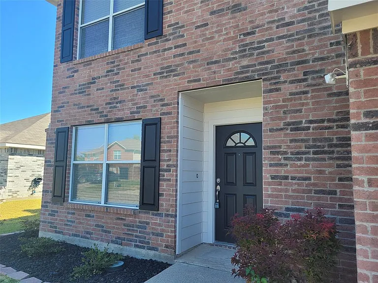 324 Chisholm Trl — Photo 2