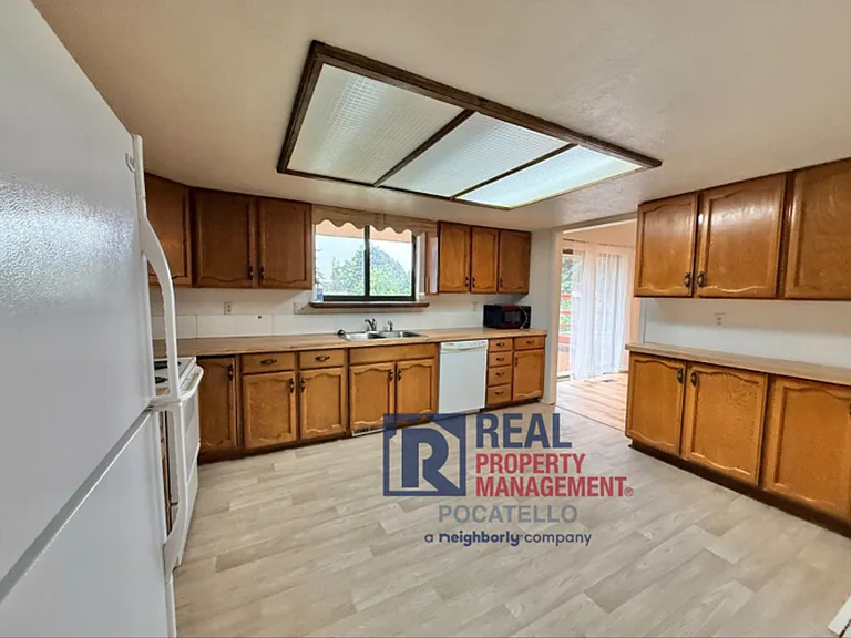 1750 Lancaster St — Photo 3