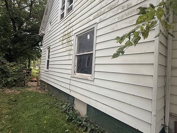 2nd image of 1042 N Pine St