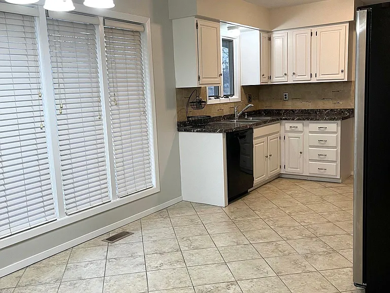 220 S Patrick Henry Rd — Photo 3