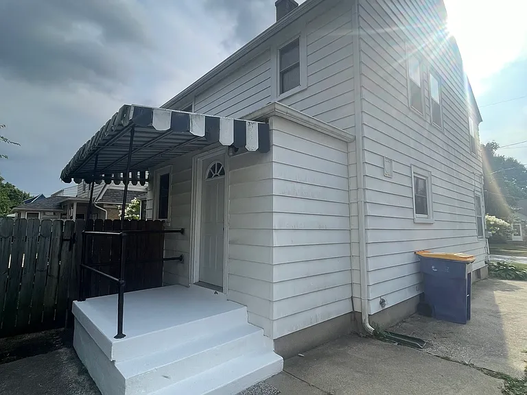 750 Pine Ave NW — Photo 3