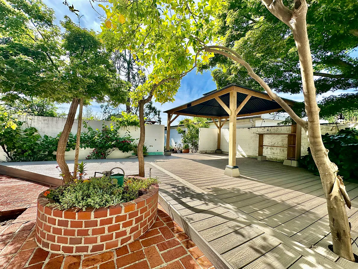 Building Photo - Almendra Ct