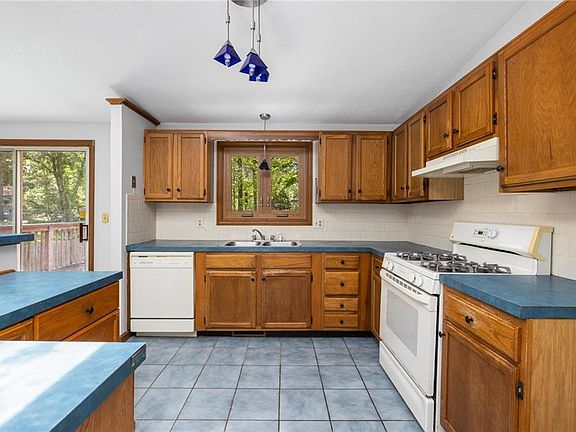 5th image of 85 Birkshire Dr