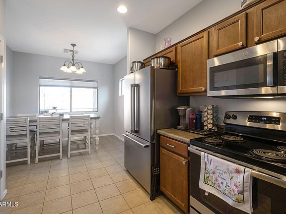 4th image of 225 W REEVES Avenue