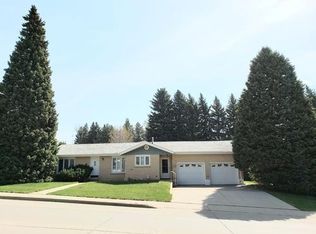 610 Collins Ave, Mandan, ND 58554