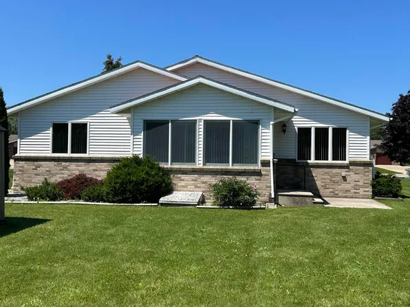 141 Riverside Dr, Cheboygan, MI 49721