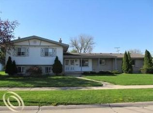 2303 Ardmore St, Trenton, MI 48183