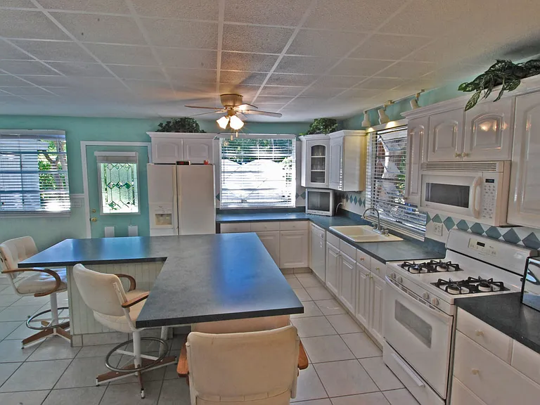 Dolphin Ave — Photo 7