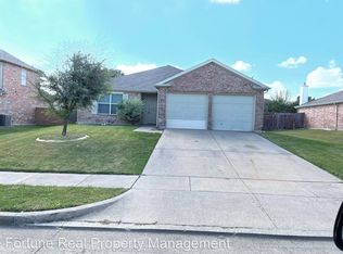 1601 Waters Edge Dr, Red Oak, TX 75154