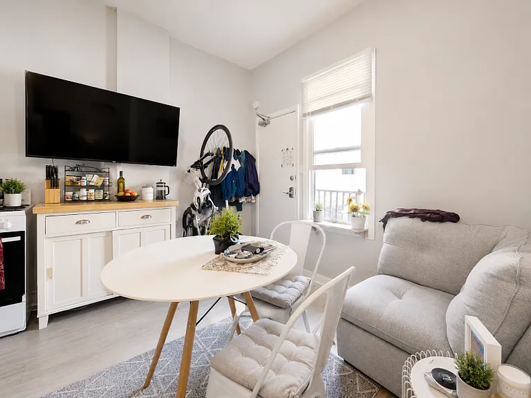 115 Carruthers Ave #4 — Photo 1