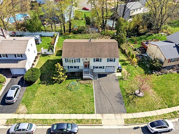 3rd image of 8 Albemarle Rd