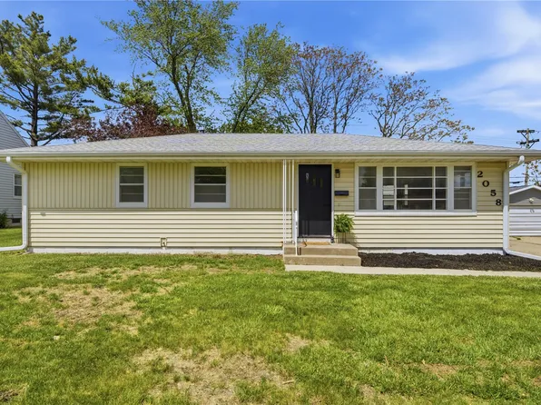 2058 42nd St NE, Cedar Rapids, IA 52402