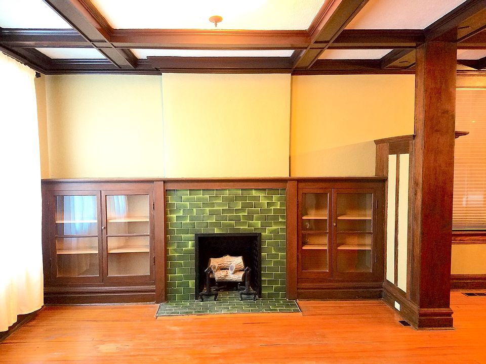 Living Room (nonfunctioning fireplace)