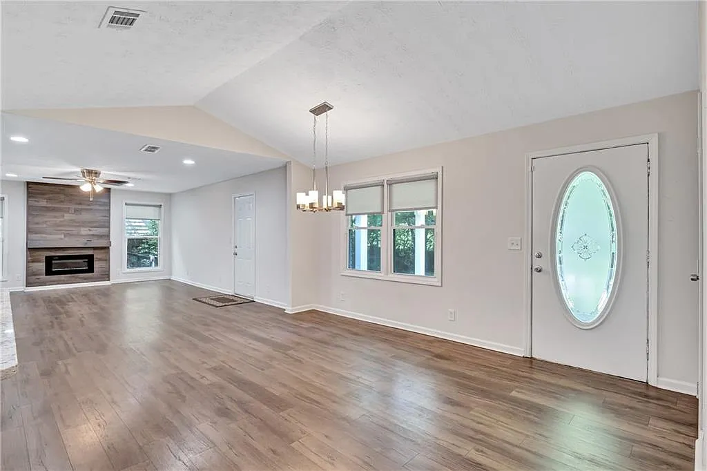 4 bed, 3.0 bath, 1946 sqft, $2,500 — Photo 2